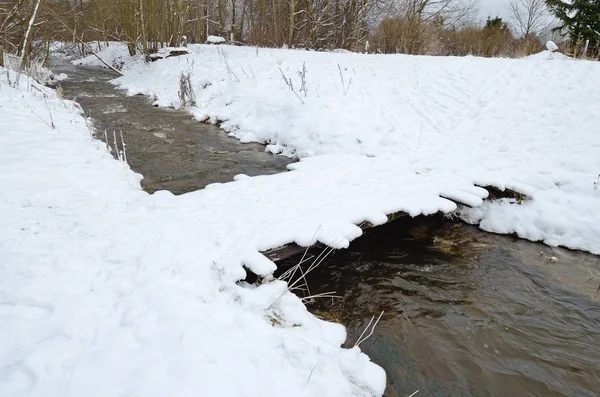 Houten Brug Stream Rond Leugens Witte Sneeuw — Stockfoto