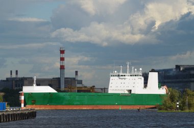 Büyük gemi denize yelken. O uçakta bağlantı noktası bırakır.