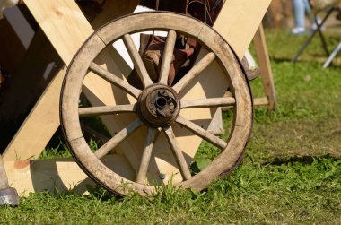 Ahşap vagon tekerlek. O bozuldu ve tamir ve muhtaç.