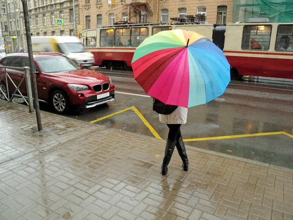 Meisje Ondergedoken Van Regen Onder Een Paraplu Zit Wachten Bij — Stockfoto