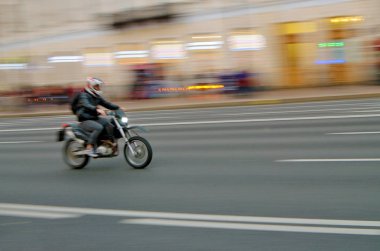 Motosikletçi ile hızlı yolda gidiyor. Çok hızlı ulaşım var.