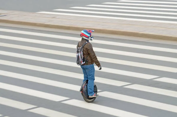 Ηλεκτρικό Τροχό Για Την Κίνηση Ένας Άνθρωπος Βόλτες Στους Δρόμους — Φωτογραφία Αρχείου
