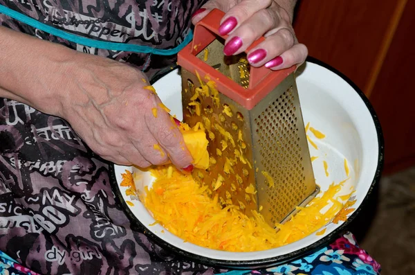Mujer Cocina Frota Una Calabaza Calabaza Rodajas Como Ingrediente Del — Foto de Stock
