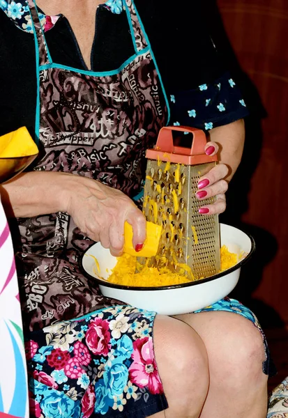 Mujer Cocina Frota Una Calabaza Calabaza Rodajas Como Ingrediente Del — Foto de Stock