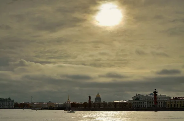 Cielo Oscuro Sobre Ciudad Sol Brilla Través Las Nubes — Foto de Stock