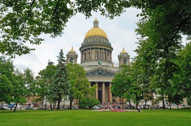 Saint-Petersburg.Russia.July.20.2018.St. Isaac's Cathedral mimari bir anıt olarak. Çok sayıda turistin başvurun veya Katedrali ziyaret gelmek.