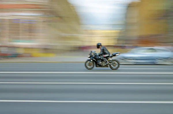 Passeio Rápido Uma Motocicleta Motorista Está Dirigindo Estrada Alta Velocidade — Fotografia de Stock