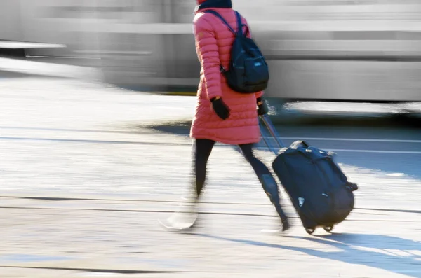 Das Mädchen Eilt Zum Flugzeug Hat Einen Großen Koffer Auf — Stockfoto