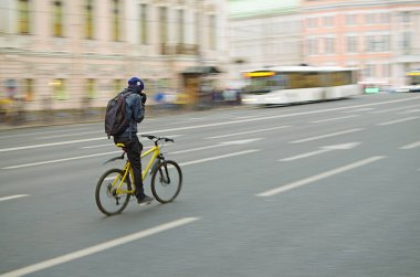 Bisikletçi ile yolda gidiyor. O onun bagaj ile seyahat 's.