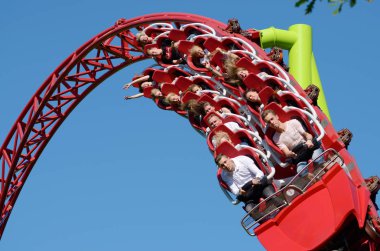 Saint-Petersburg.Russia. July.12.2018. Kresovsky Adası. Boşanma Adası Park.A popüler çekim Rus roller coaster olduğunu. Özel tasarım bir demiryolu sistemidir. Yolcu vagon yüksek hızda seyahat.
