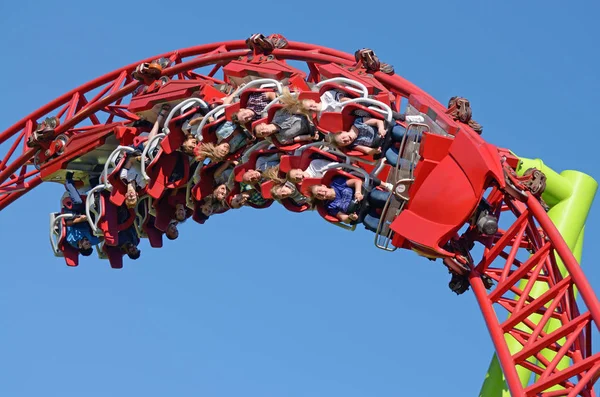 Saint-Petersburg.Russia. July.12.2018. Kresovsky Adası. Boşanma Adası Park.A popüler çekim Rus roller coaster olduğunu. Özel tasarım bir demiryolu sistemidir. Yolcu vagon yüksek hızda seyahat.