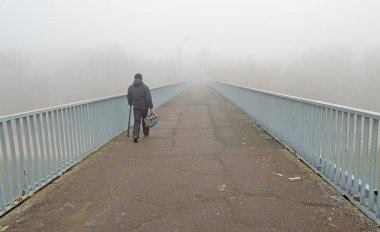 Demir Köprü Nehri. Yoğun bir sis civarındadır.