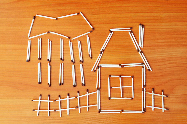 Деревенская хижина с оградой. Из облаков льется ливень.
.