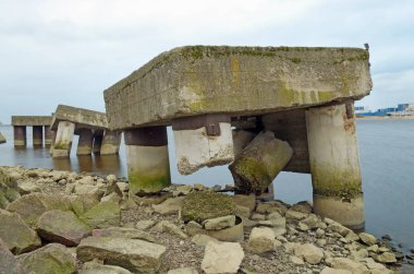 Eski beton İskelesi. Zaman dışında düşüyor.