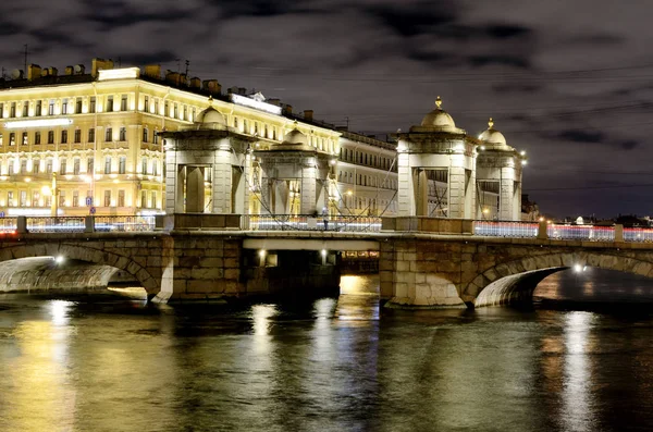 古代石造りの橋 それは都市の川を渡って造られる — ストック写真