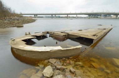 Kirli yalı. İnsanlar dünyanın iklim şımarık.