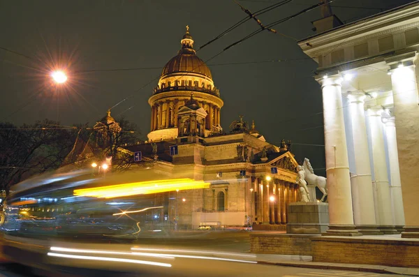 夜の景観 Isaakievsky 大聖堂は 電気の光で照らされています — ストック写真