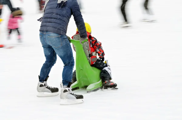 Schlittschuhlaufen Auf Der Eisbahn Ist Gut Für Die Gesundheit — Stockfoto