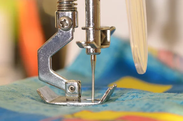 ミシン服を縫うミシンです それは仕立て屋の作業ツールです — ストック写真