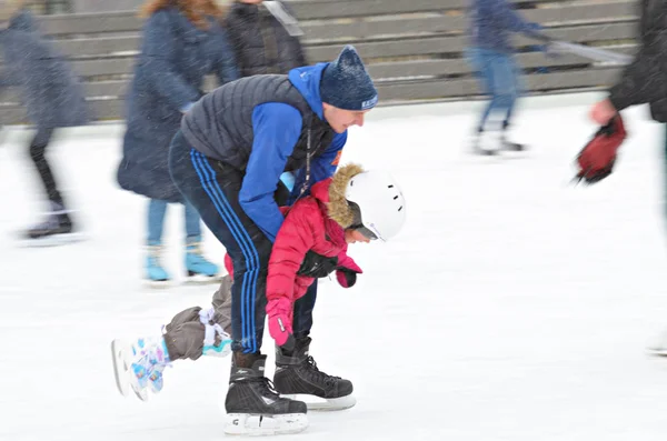 Schlittschuhlaufen auf der Eisbahn. — Stockfoto