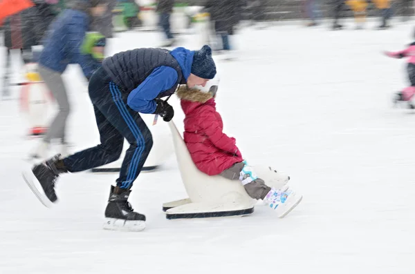 Schlittschuhlaufen auf der Eisbahn. — Stockfoto