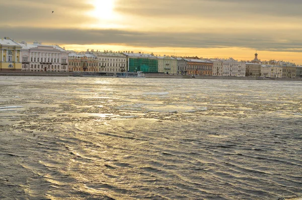 Nehir şehrin içinden akar. İlk frost buzla kaplı.