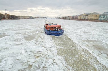 Buzkıran donmuş nehir üzerinde gezinti ile müdahale buzları kırar.