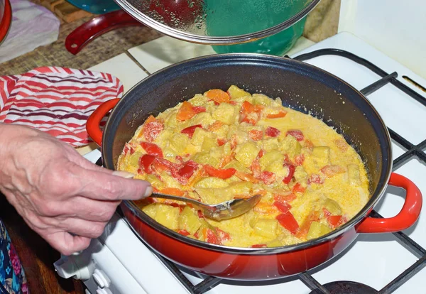 Anfitriona Pone Las Verduras Una Estufa Gas Resultó Plato Alto — Foto de Stock