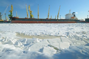 Doğal peyzaj kargo limanında. Doğal peyzaj kargo limanında. Bay dondu. Mallarla yüklü gemi