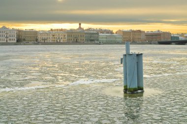 Nehir şehrin içinden akar. İlk frost buzla kaplı.