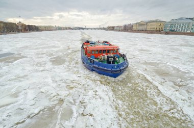 Buzkıran donmuş nehir üzerinde gezinti ile müdahale buzları kırar.