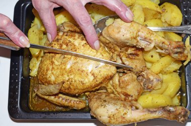 Tavuk fırında patates. Çanak fırın gaz sobası hazırlanır. Et protein zengin.