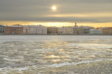 Nehir şehrin içinden akar. İlk frost buzla kaplı.