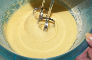 Elmalı pasta hamur. Şekerleme karışımı bir elektrikli karıştırıcı ile çırpılmış.
