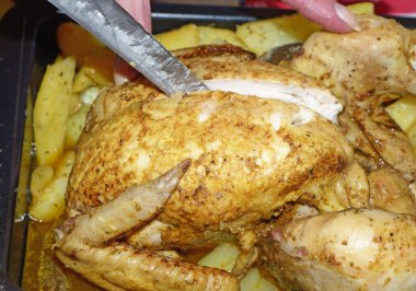 Tavuk fırında patates. Çanak fırın gaz sobası hazırlanır. Et protein zengin.