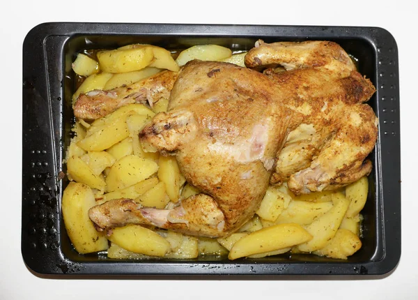 Tavuk fırında patates. Çanak fırın gaz sobası hazırlanır. Et protein zengin.