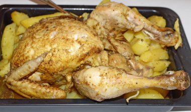 Tavuk fırında patates. Çanak fırın gaz sobası hazırlanır. Et protein zengin.