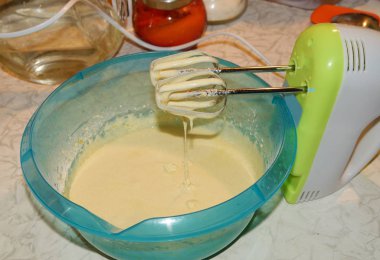 Elmalı pasta hamur. Şekerleme karışımı bir elektrikli karıştırıcı ile çırpılmış.