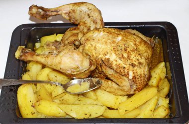 Tavuk fırında patates. Çanak fırın gaz sobası hazırlanır. Et protein zengin.