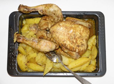 Tavuk fırında patates. Çanak fırın gaz sobası hazırlanır. Et protein zengin.