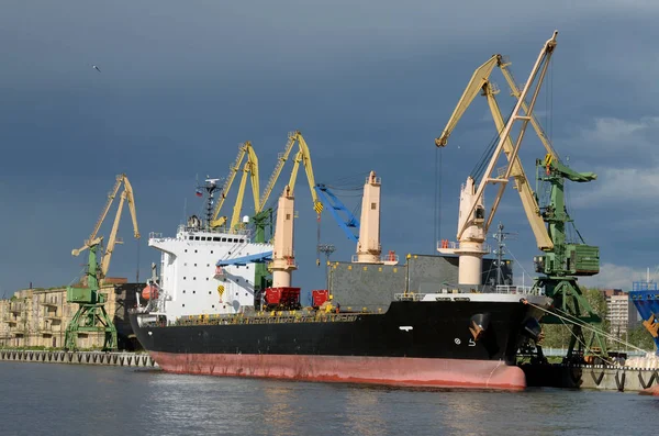 Pelabuhan Sedang Bekerja Pada Pemuatan Kiri Putaran Jam Bekerja — Stok Foto