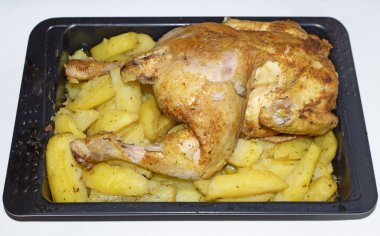 Tavuk fırında patates. Çanak fırın gaz sobası hazırlanır. Et protein zengin.