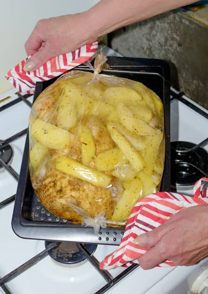 Запеченный Картофель Курицей Блюдо Готовится Духовке Газовой Печи — стоковое фото