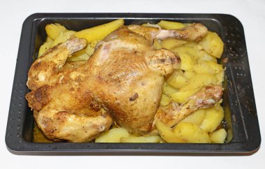 Tavuk fırında patates. Çanak fırın gaz sobası hazırlanır. Et protein zengin.