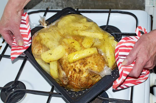 Запеченный Картофель Курицей Блюдо Готовится Духовке Газовой Печи — стоковое фото