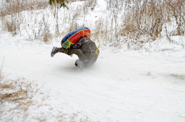 Saint-Petersburg.Russia.December.23.2018.Ride kışın dağlarda boru üzerinden. Şişme kameralar onlar. Onlar hızlı bir şekilde karda kayma.
