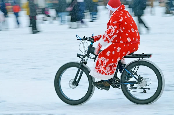 Cycliste Sur Route Porte Des Vêtements Père Noël — Photo