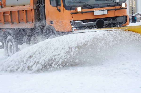 Νύχτα Στην Πόλη Χιόνι Έπεσε Τον Καθαρισμό Του Πήγε Οχήματα — Φωτογραφία Αρχείου