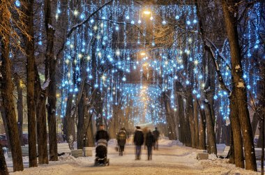 Işık aydınlatmaları ağaçlarda. Şehir daha önce çok süslemeleri.