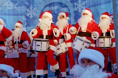 Saint-Petersburg.Russia.December.22.2018.Musicians Santa Claus.On Noel arifesi şeklinde seyirci önünde bir konser vermek. Davul çalıyorlar. Palace Meydanı'nda gerçekleştirmek.